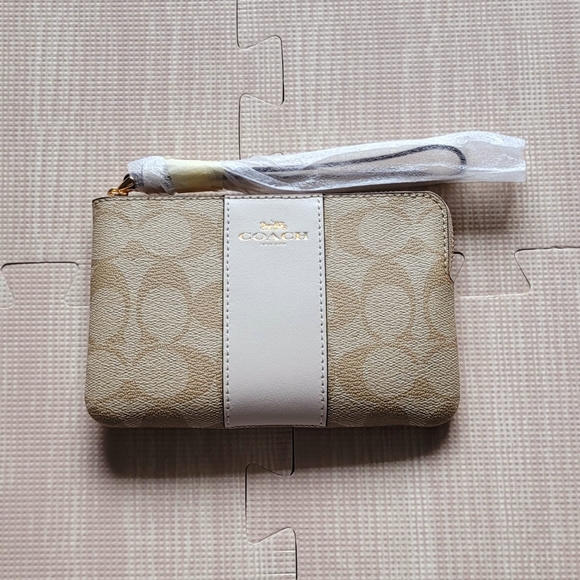 Coach Corner Zip Wristlet in Signature Canvas - Picture 3 of 9